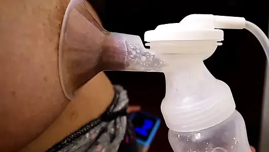 Arap orta yaşlı seksi kadın büyük göğüsleri sağıyor