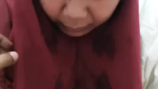 Adik tiri dikelabui untuk memberi adik tirinya.