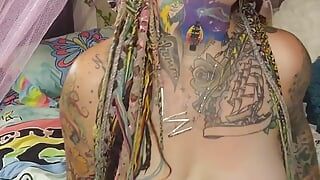 Сексуальная татуированная милфа играет с узкой узкой киской