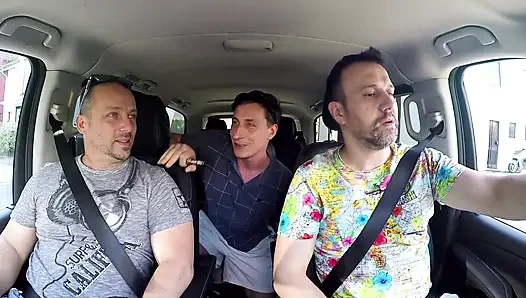 Девушку с большой задницей со множеством татуировок и цветных волос сняли для траха в машине