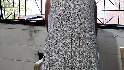 Oma wird heiß, während sie das waschen macht