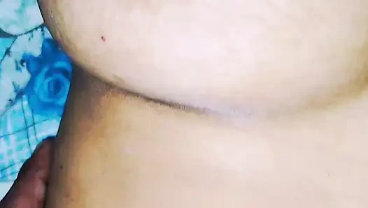 Pooja masukin tangannya ke dalam memek istrinya dan masukin timun, memek dan pantatnya sampai muncrat