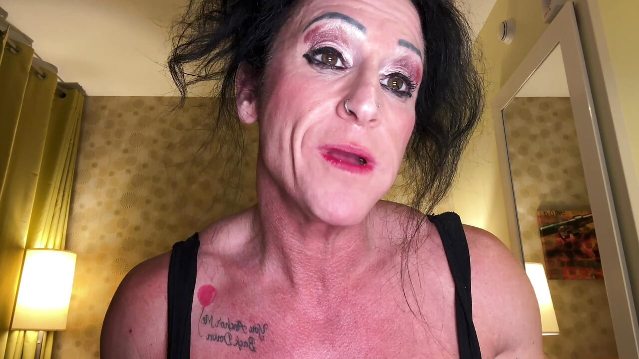 Gulp Thanksgiving: Goddess Kandy Feasts & Swallow You Down Her Throat