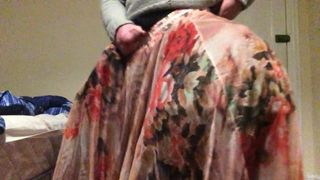 Branlette et éjaculation dans ma jupe fluide et douce avec une jupe à cerceaux