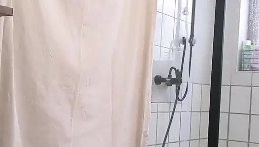 Ein voller beutel Wasser fließt in meinen kleinen arsch!