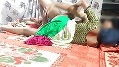 Новобрачная бхабхи Ko Badroom трахнула индийскую бхабхи Devar Dasi секс Новобрачная пара, жену мужа трахнули
