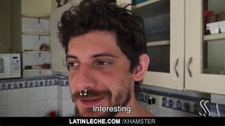 Latinleche - 可爱的朋克吮吸两个异性恋鸡巴以换取现金