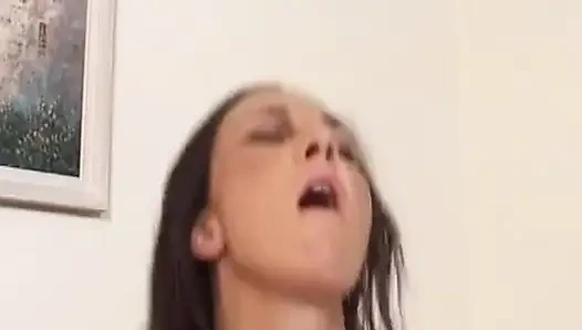 Büyük memeli orta yaşlı seksi kadın anal seksle sikiliyor ve yüzüne boşalıyor