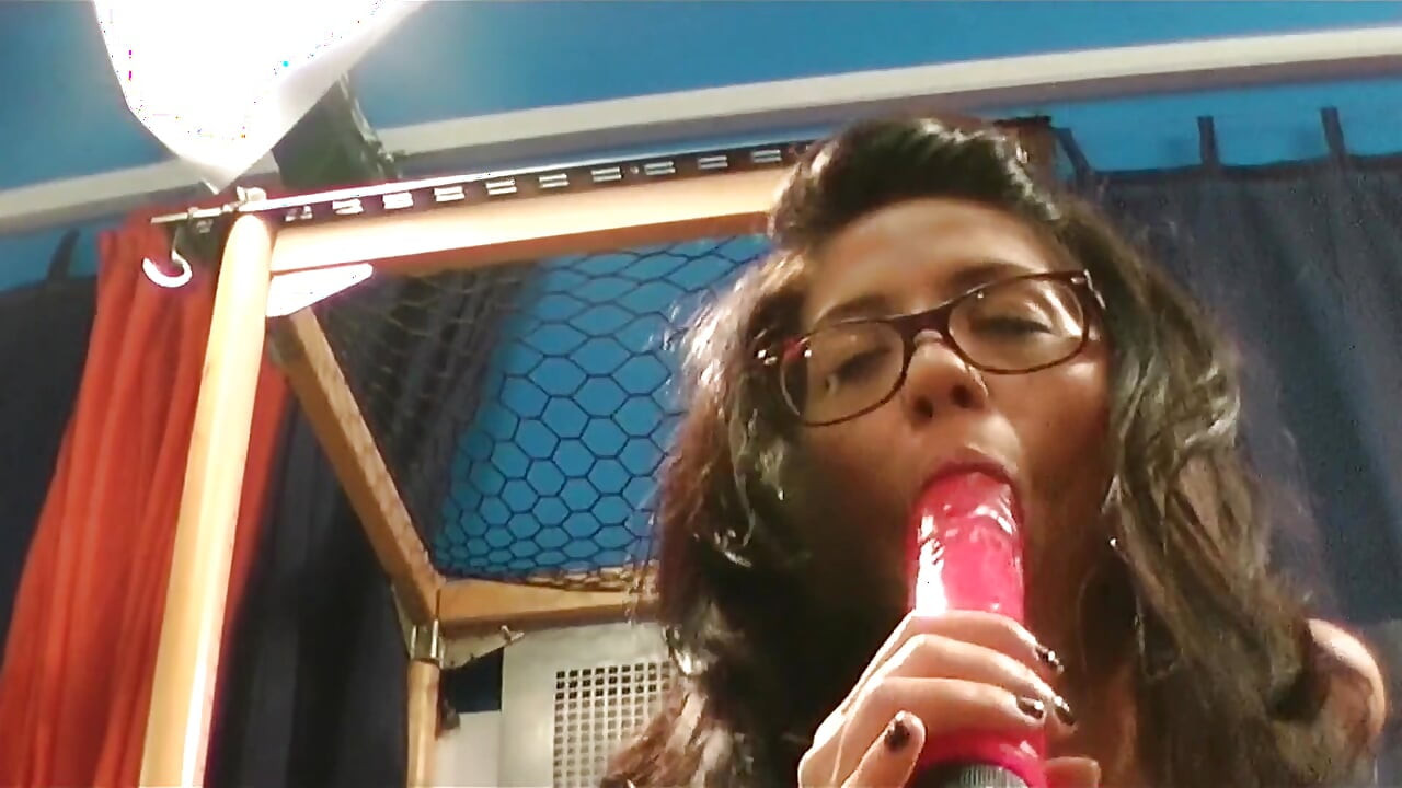 Horny babe enjoys her favorite dildos