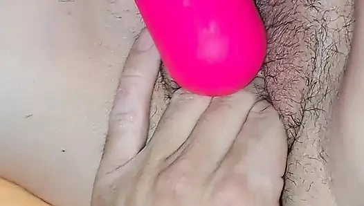 Masukin butt plug ke dalam pantat dan ngentot memek dan muncrat