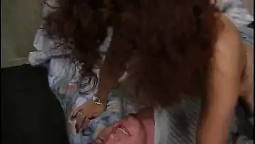 Geile MILF reitet hart und wird mit sperma bedeckt