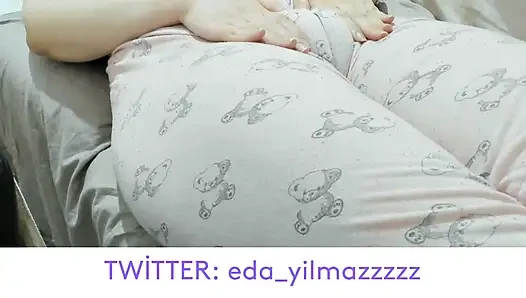 CAMEL TOE- PİJAMAYLA MASTURBASYON- KABARMIŞ AM- ŞİŞMİŞ AM- BÜYÜK AM- TURK PORNO- TURK MİLF