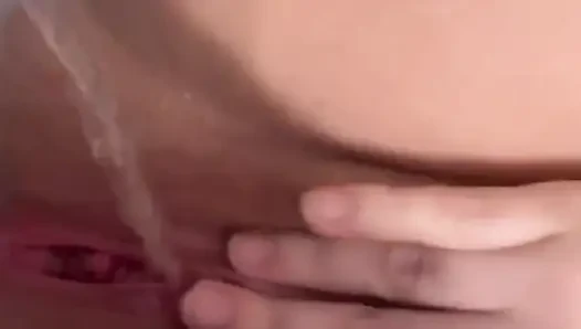 İşerken kıllı amımı parmaklıyorum