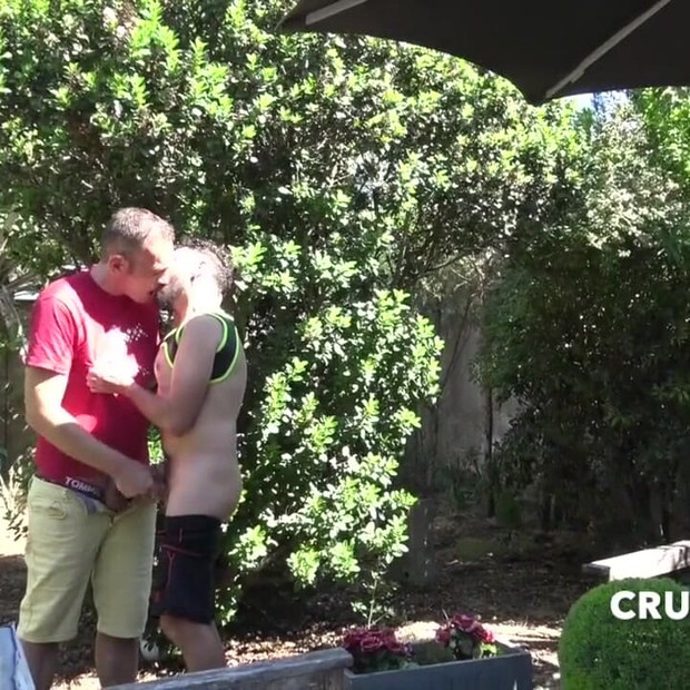 ビデオとマルコ・ラスク使用生によって公園で2人の男の子