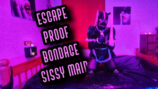 Sissy-zimmermädchen steckt in bondage fest