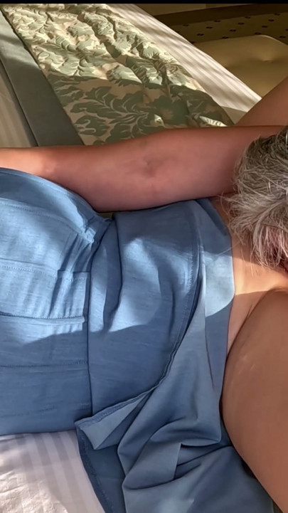 MILF dá um boquete babado, goza com cunnilingus e leva creampie na buceta | Clip 1