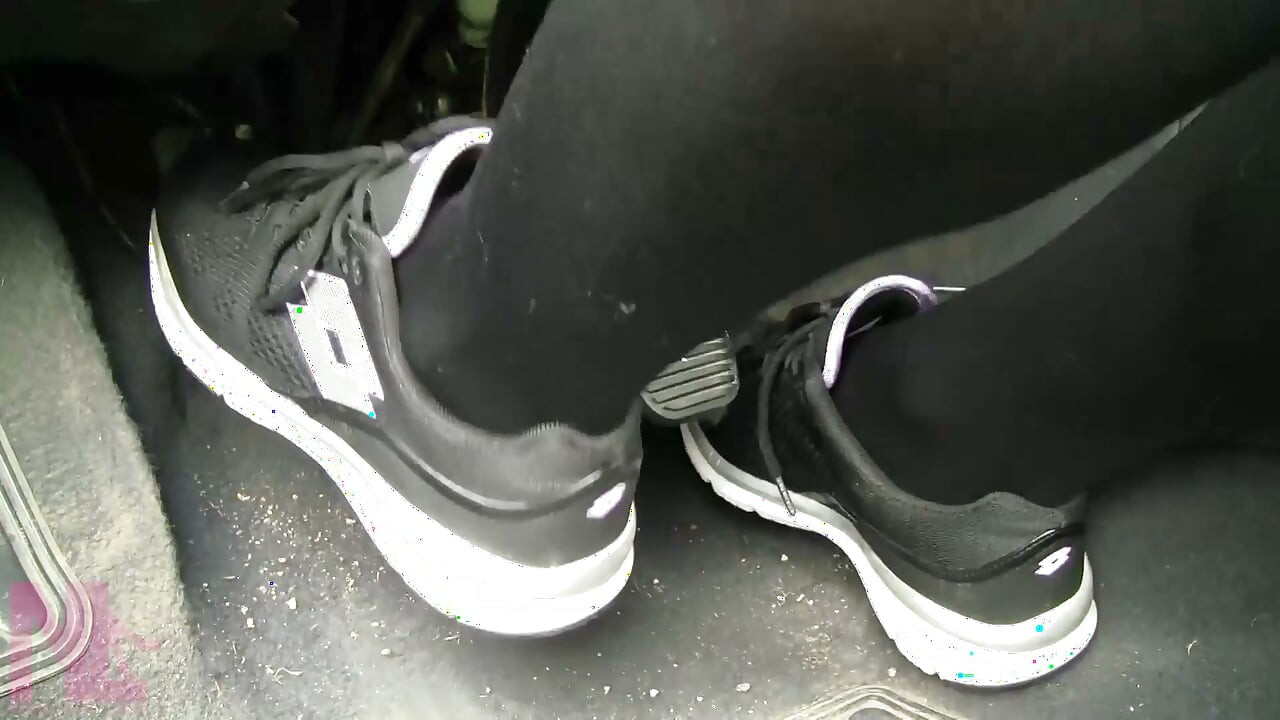 Bombeo sensual de pedales con zapatillas negras