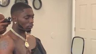 Schwarze Typen frisieren im Friseursalon zu Hause