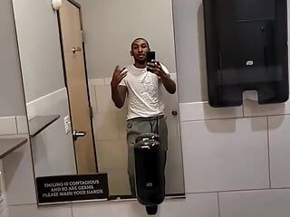 Tucum Brown in de badkamer pronkt met boksersvideo 16