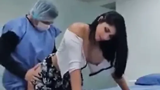 Une infirmière sexy se fait baiser par un docteur