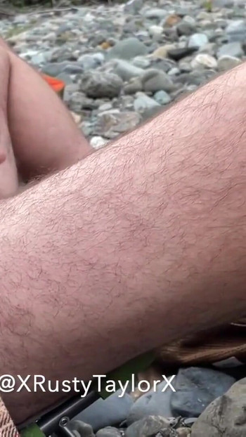 Uzbudljiv trenutak iz filma "Two Buds sitting by the River Puckin Dick"