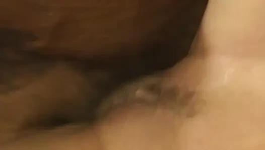 Ateşli esmer orta yaşlı seksi kadın tutkuyla yalanıyor ve sert sikiliyor