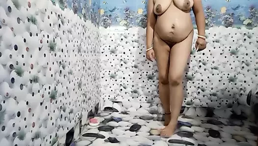 Rii seksi bersenang-senang di kamar mandi dengan pacarnya