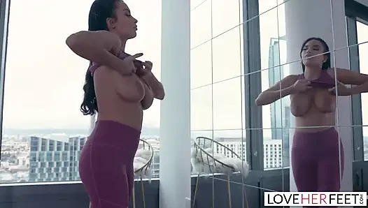 Anissa Kate с большими сиськами трахает своего инструктора по йоге во время сессии