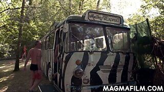Swingers safados fodendo em um ônibus