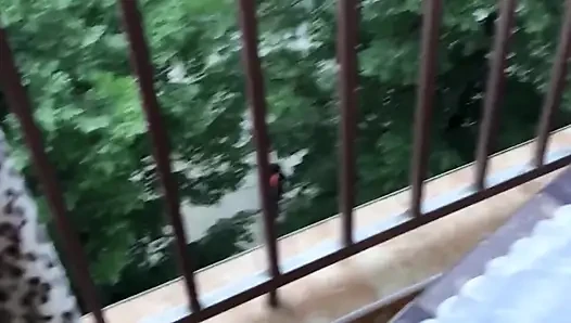 Aku pakai kaus kaki ini untuk ayah tirimu
