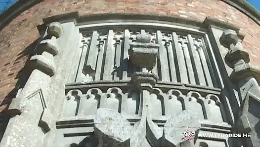 Горячие девушки делают грязные минеты в спальне машины и в лесу