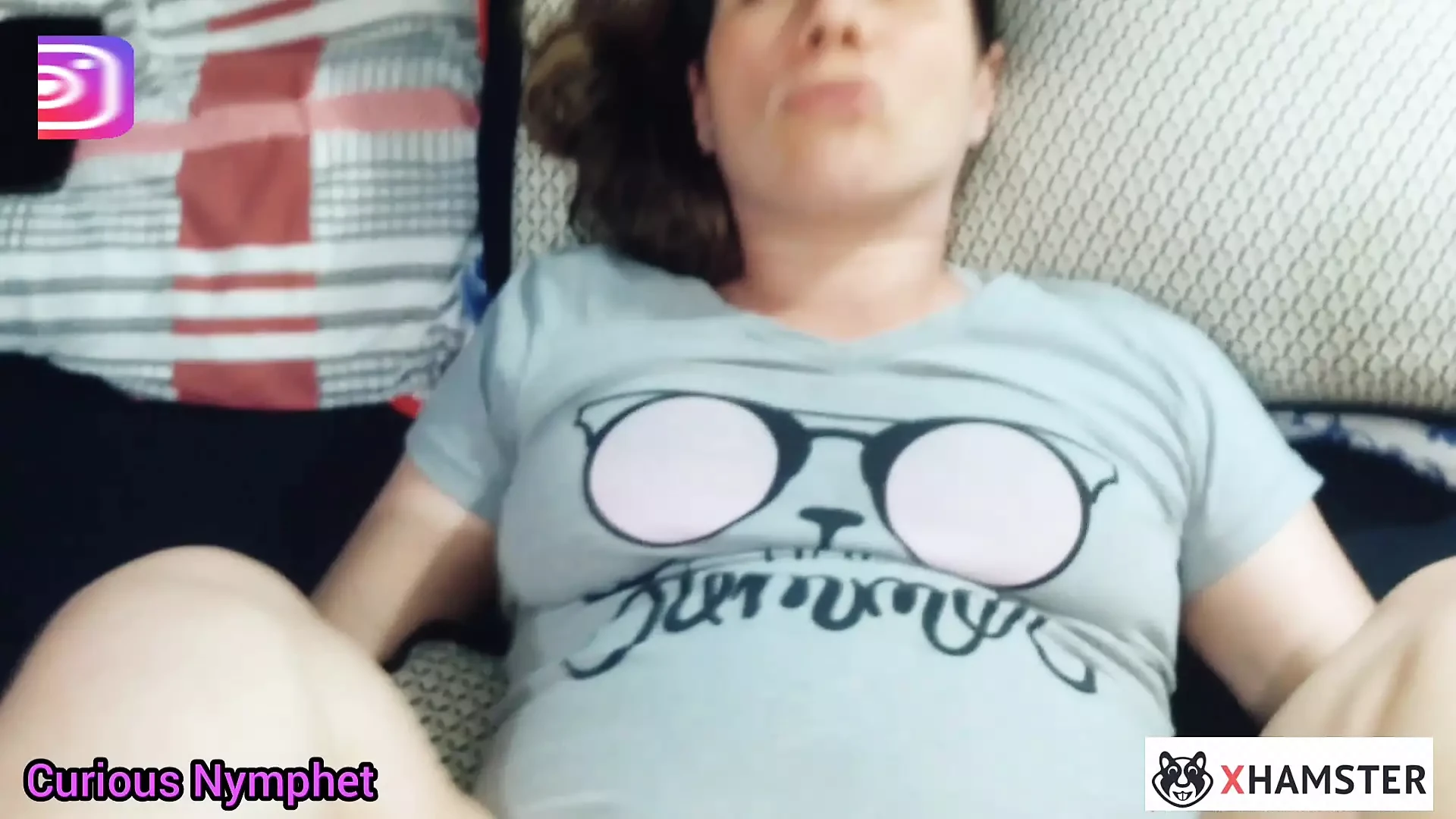 Déesse curieuse, MILF enceinte, fétichisme des pieds, adoration du gros cul, léchage de chatte avec un gros clito et baise