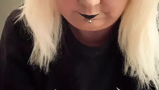 Güzel sigara içen üvey anne