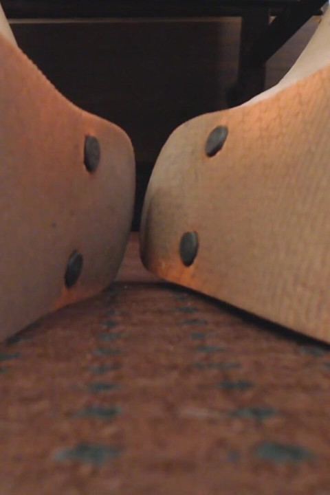 Abby com os pés , closeups de chinelo