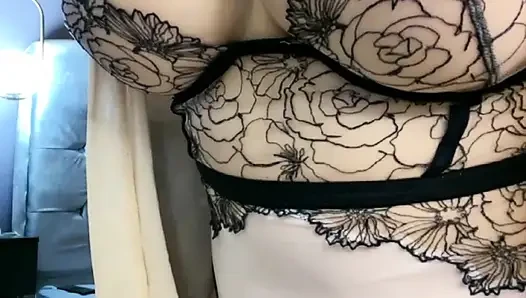 Sevimli kız rastgele izleyiciler tarafından sikilmek istiyor