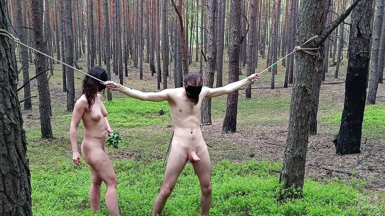 Stoute jongen wordt gestraft met brandnetels midden in een bos!