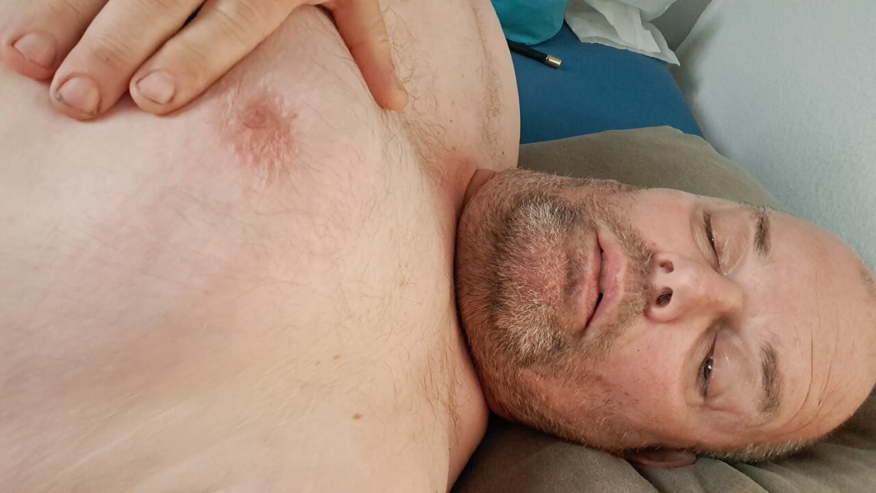 Tuoreen plugi perseessä ja tissien päällä