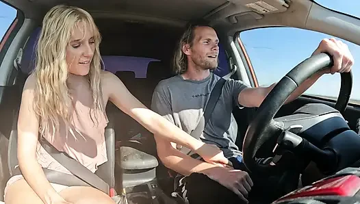 Zierliche blondine gibt ihrem mann den kopf im auto