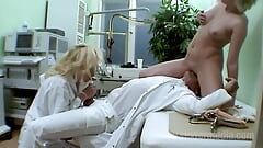 Доктор и медсестра с пациенткой-блондинкой-шлюшкой в больнице в тройничке