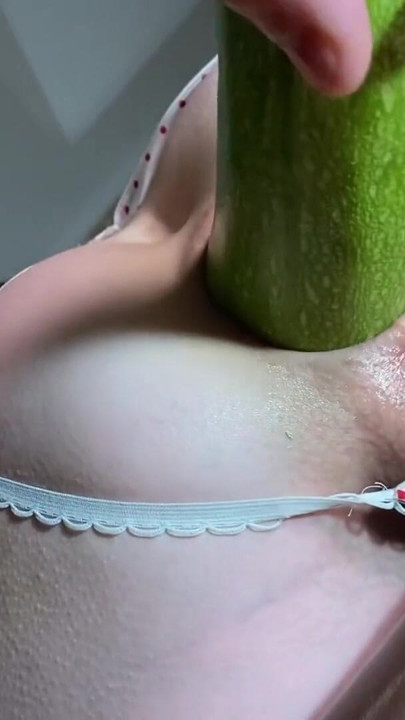 Un dovlecel de 7,5 cm adânc în curul meu. Îmi place foarte mult | Clip 1