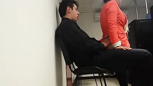 Ich kann nicht mehr warten und wir haben sex im büro!