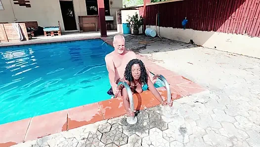 Hampir tidak berperilaku di tepi kolam renang