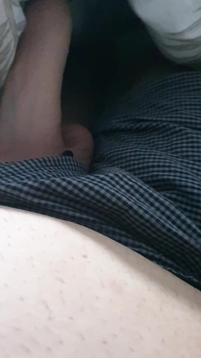 Mâna mamei vitrege pe piciorul fiului vitreg aproape de pula | Clip 2