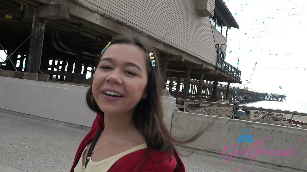 Brianna Arson parece super doce e fofa num encontro, a fumar e a ter a cona esfregada no carro - POV Amador Tease