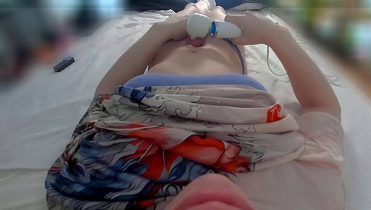 FPOV - mulher trans de 18 anos clímax com sua varinha de massagem