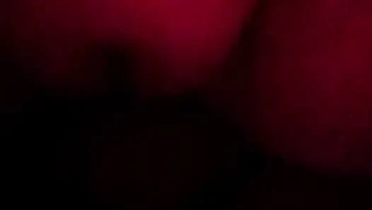 Seksi ayaklı ateşli evli kızıl saçlı kadın arkadan büyük bir büyük zenci alıyor.