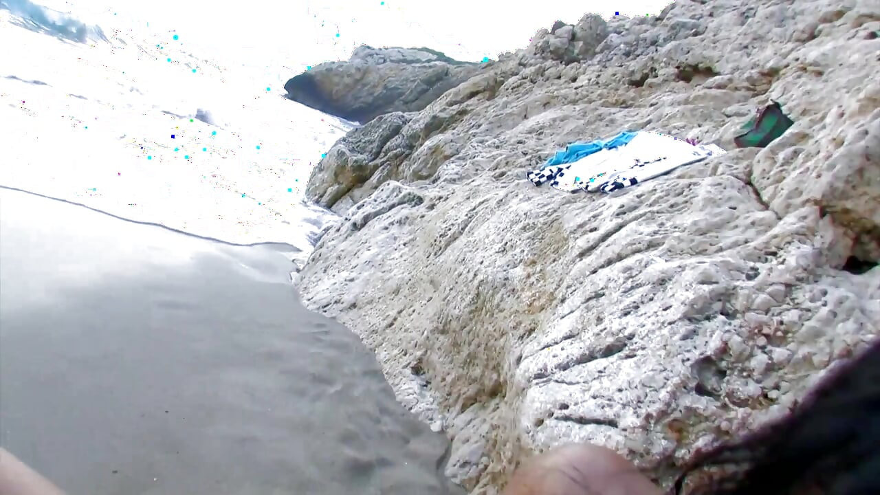 Vruća brineta jebana u guzu na plaži