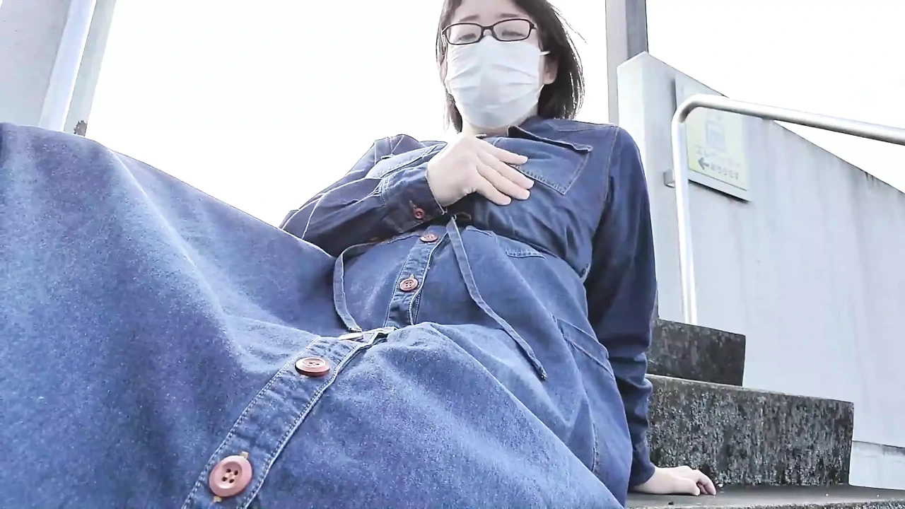 已婚女人通过户外自慰变得兴奋