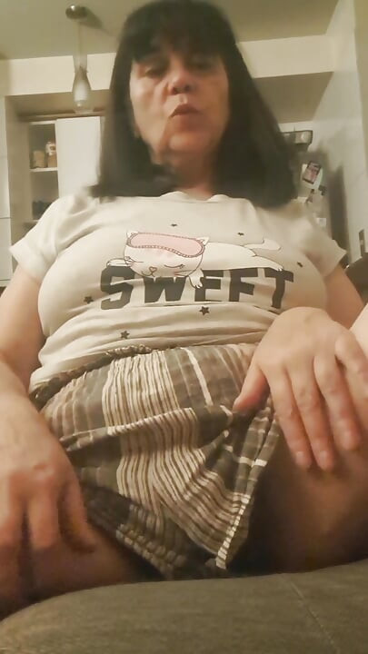 MILF madura de shorts, mostrando surpresa