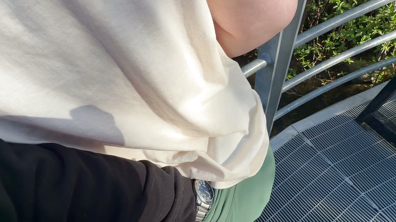 I met this Russian girl in a public park , And no resistance to play her a bit